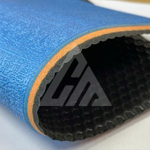 Thảm cầu lông CM-Se0150 màu xanh dương mạnh mẽ, với bề mặt có vân Seal đặc trưng. Thiết kế này mang lại độ bám tối ưu và phong cách độc đáo cho sân chơi.