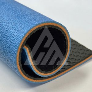 Thảm cầu lông CM-Se0150 màu xanh dương mạnh mẽ, với bề mặt có vân Seal đặc trưng. Thiết kế này mang lại độ bám tối ưu và phong cách độc đáo cho sân chơi.