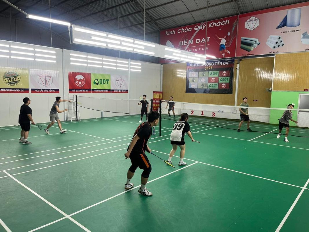 Hinh Anh 2 San Cau Long Cua Tien Dat Bien Hoa (2 sân thảm màu xanh lá)