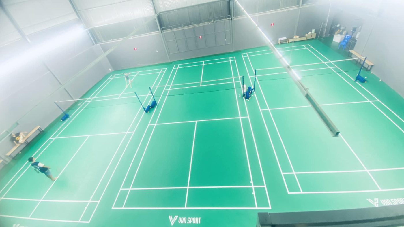 Hinh Anh 3 San Cau Long Cua Cho Van Sport Bao Loc với 3 sân (3 sân thảm màu xanh lá)