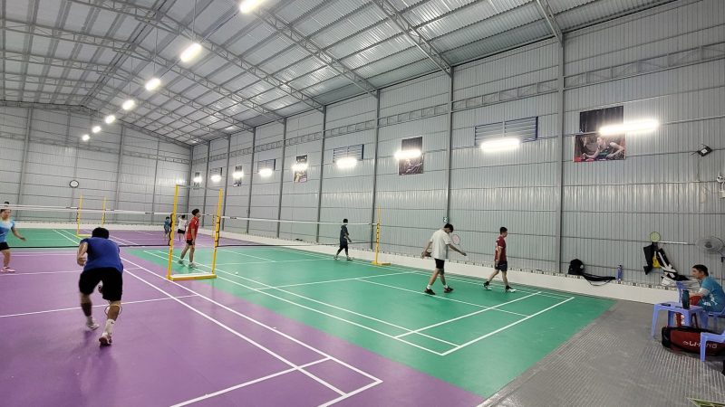 Hinh Anh 4 San Cau Long Cua Hd An Giang với 4 sân (2 sân thảm xanh lá và 2 sân thảm màu tím)
