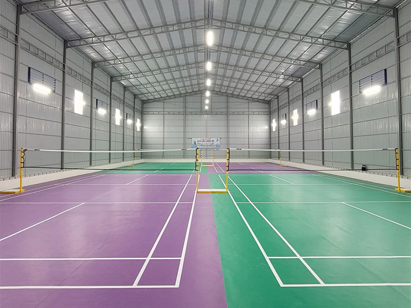 Hinh Anh 4 San Cau Long Cua Hd An Giang với 4 sân (2 sân thảm xanh lá và 2 sân thảm màu tím)