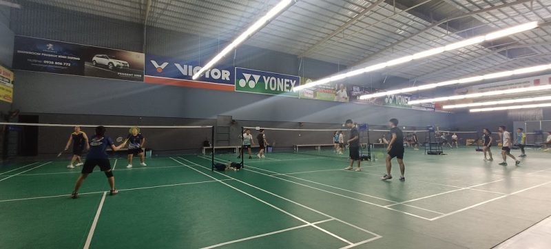 Hinh Anh 4 San Cau Long Cua Le Vu Binh Duong (4 sân thảm màu xanh lá)