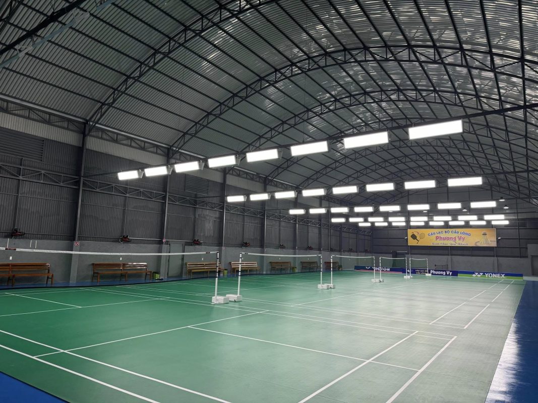 Hinh Anh 5 San Cau Long Cua Phuong Vy BRVT (các sân thảm màu xanh lá)