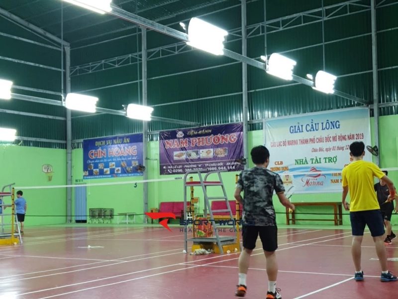 Hinh Anh Cong San Cau Long Cua Marina An Giang với 4 sân (4 sân thảm màu đỏ)