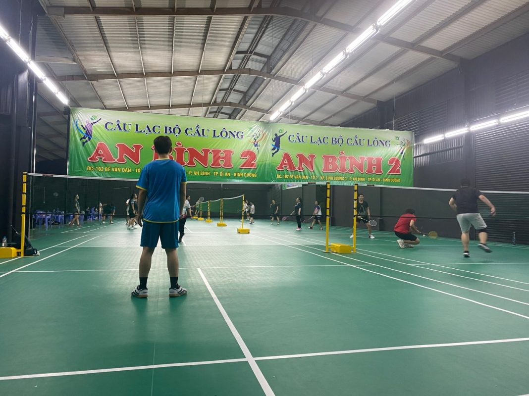 Hinh Anh Hinh Anh San Cau Long Cua An Binh 2 Binh Duong (8 sân thảm màu xanh lá)