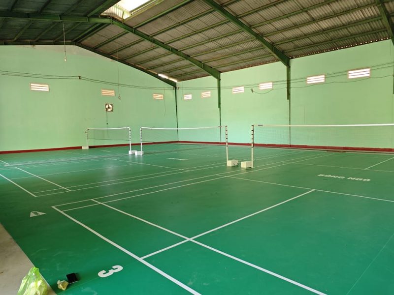 Hinh Anh San Cau Long Cua Ben trong truong Long Tan BRVT (các sân thảm màu xanh lá)