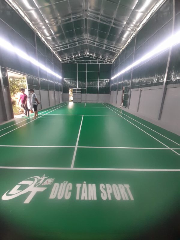 Hinh Anh 1 San Cau Long Cua Cho Duc Tam Bao Loc với 1 sân màu xanh lá