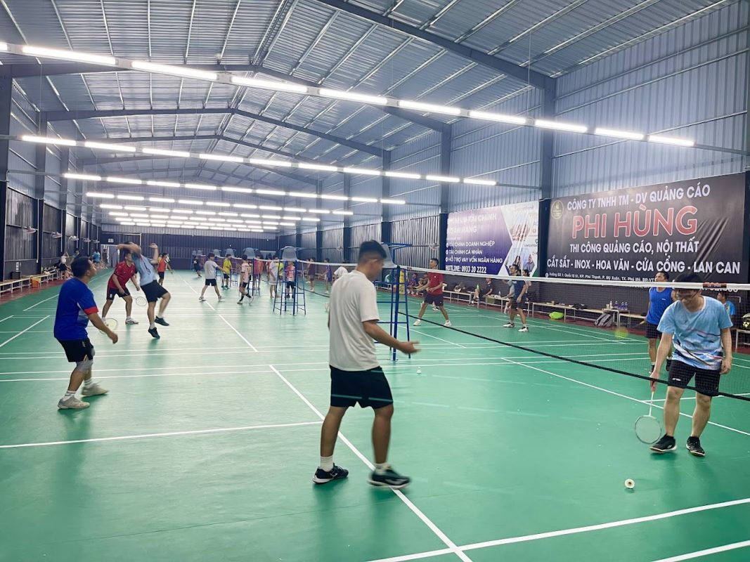 Hinh Anh San Cau Long Cua Minh Anh Sport BRVT (các sân thảm màu xanh lá)
