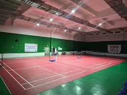 Hinh anh cua San Cau long Cao dang Kinh te HCM voi 3 san