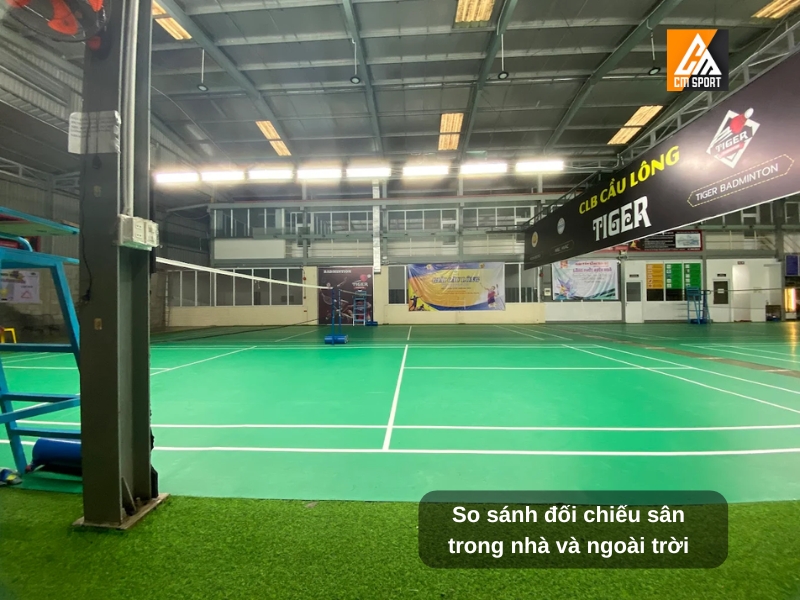 So sánh đối chiếu sân cầu lông trong nhà và ngoài trời