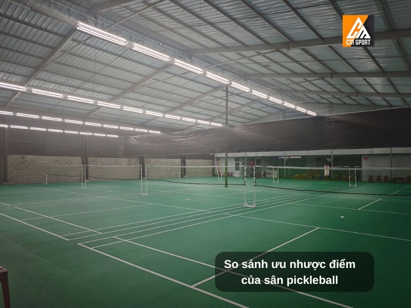 So sanh ưu nhược điểm sân pickleball trong nhà và ngoài trời